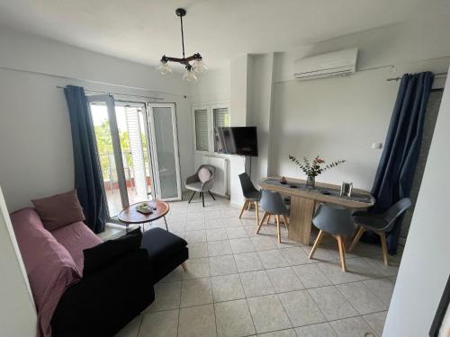 a living room with a couch and a table at Bayview Bliss in Mírton