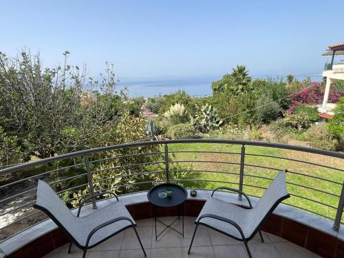 two chairs and a table on a balcony at Bayview Bliss in Mírton
