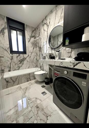 Φωτογραφία από το άλμπουμ του 3BR Luxury Suite in Jerusalem στην Ιερουσαλήμ