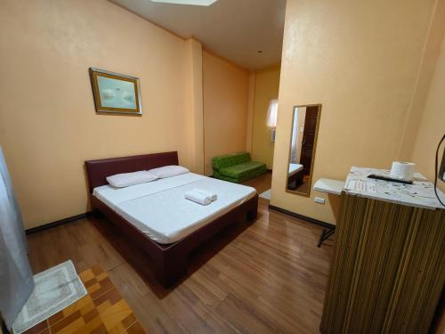 奧斯洛布的住宿－拉哥娜索普萊塞旅館，小房间设有床和镜子