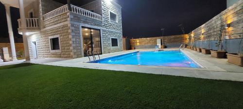 Swimming pool sa o malapit sa Mahdi villa مهدي فيلا
