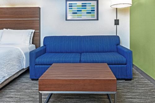 Ruang duduk di Holiday Inn Express & Suites Sulphur - Lake Charles by IHG