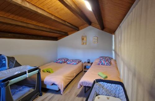 - 2 lits dans une chambre dotée de plafonds en bois dans l'établissement ***NOUVEAU*** Petit chalet sur Bolquère, à Bolquère-Pyrénées 2000