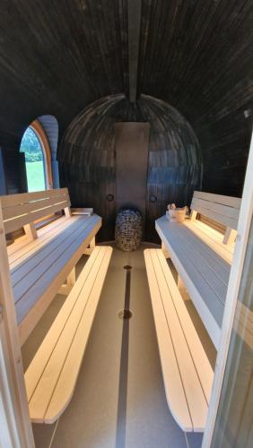 a room with two beds in a barrel room at Igluhut Four Seasons in Pfarrwerfen