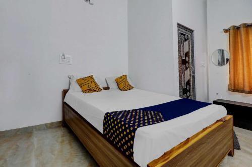 Una cama o camas en una habitación de OYO Hotel Slv Boarding & Lodging