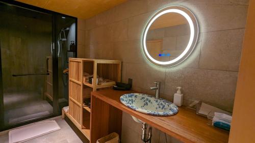 尾道市にあるSIDOU 　INNのバスルーム(洗面台、鏡付)