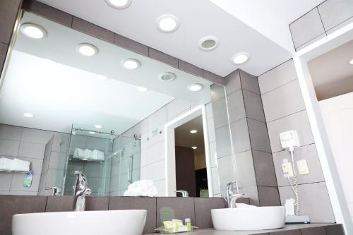 a bathroom with two sinks and a large mirror at Holiday Inn Durango by IHG in Durango