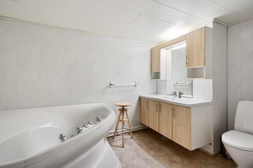 ein Badezimmer mit einer Badewanne, einem WC und einem Waschbecken in der Unterkunft Lyngen View House in Koppangen