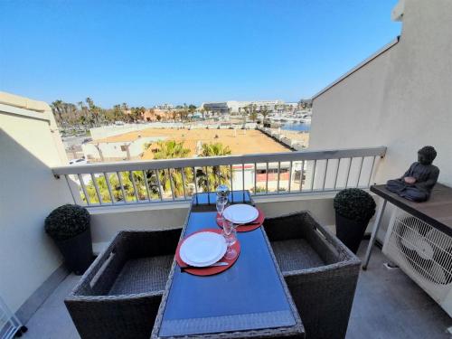 une table bleue sur un balcon avec vue dans l'établissement Studio Mezzanine Lips Village Naturiste, au Cap d'Agde