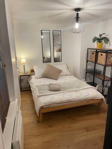 une chambre avec un grand lit dans une pièce dans l'établissement Lovely apartment Central, Le Marais, Paris, à Paris