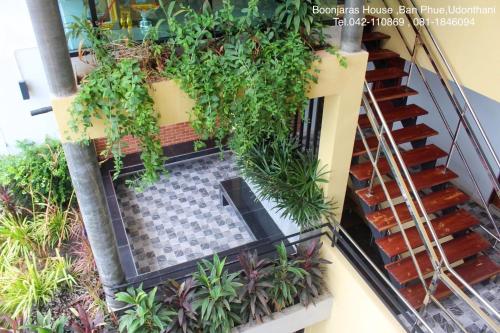 Amphoe Ban Phu的住宿－Boonjaras house-บุญจรัส เฮ้าส์，享有建筑的顶部景色,设有楼梯和植物