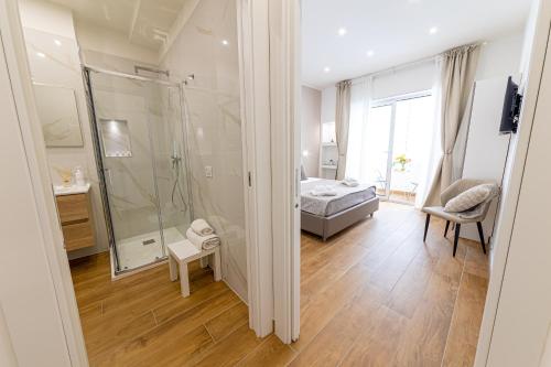 um banheiro com chuveiro e uma cama em um quarto em White Gold em Nápoles