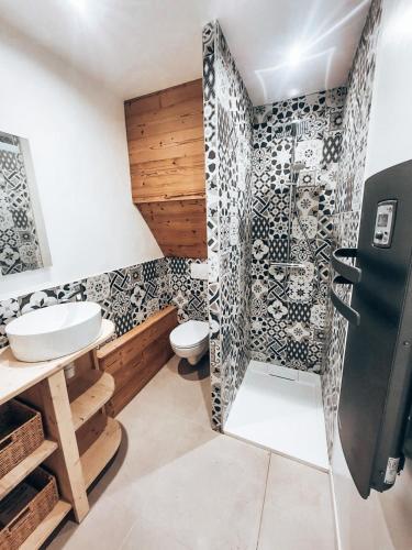 a bathroom with a shower and a toilet and a sink at Grand Studio « Ô Soleil » 4 pers. 200m des pistes. in La Salle Les Alpes
