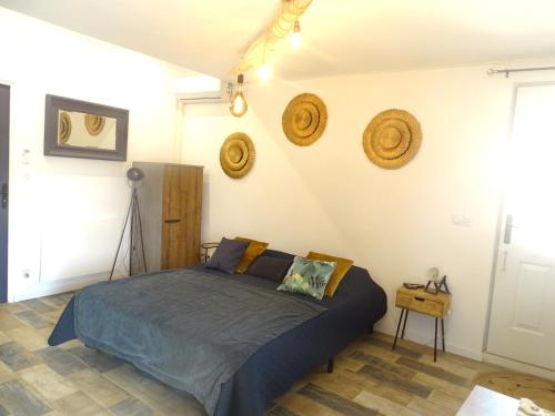 ein Schlafzimmer mit einem Bett in einem Zimmer in der Unterkunft Studio 2 personnes à Moussan in Moussan