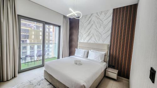 Postel nebo postele na pokoji v ubytování STAY BY LATINEM Luxury 2BR Holiday Home CVR A2807 near Burj Khalifa