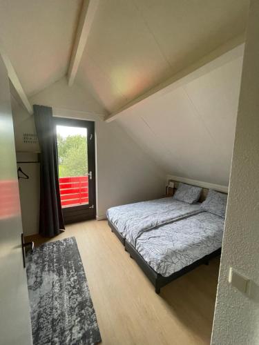Postel nebo postele na pokoji v ubytování Nice 3-bedroom house with lake view