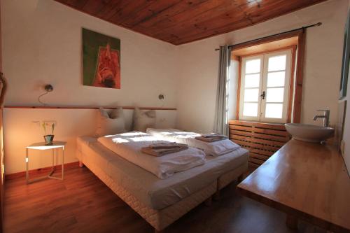 ein Schlafzimmer mit einem großen Bett und einem Fenster in der Unterkunft Gîte le Clou in Thiézac