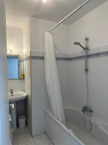 y baño con ducha, bañera y lavamanos. en Appartement a deux pas de Monaco, en Beausoleil