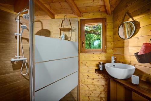 ein Badezimmer mit einem weißen Waschbecken und einem Spiegel in der Unterkunft Agroturismo Mari Cruz in Villanueva de Arce