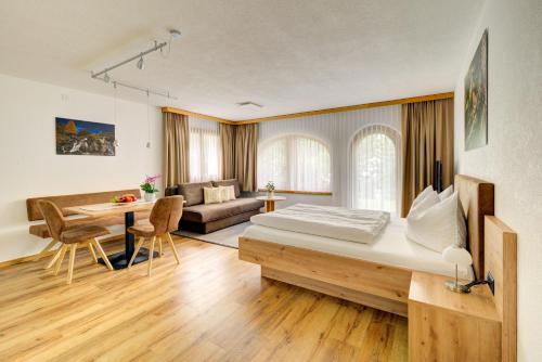 ザムナウンにあるPatschei Tridのベッドルーム1室(ベッド1台付)、リビングルームが備わります。