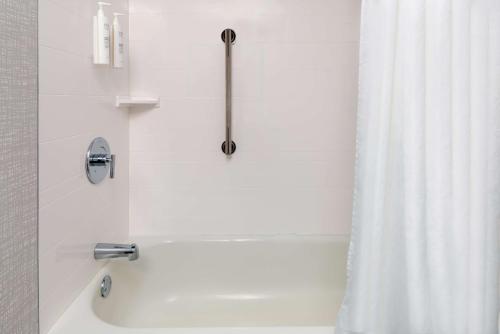 Koupelna v ubytování Hampton Inn Hartford Airport