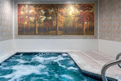 Bazén v ubytování Hampton Inn Hartford Airport nebo v jeho okolí