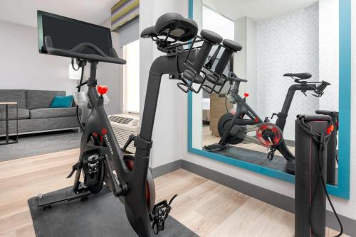 Fitness centrum a/nebo fitness zařízení v ubytování Hampton Inn Hartford Airport