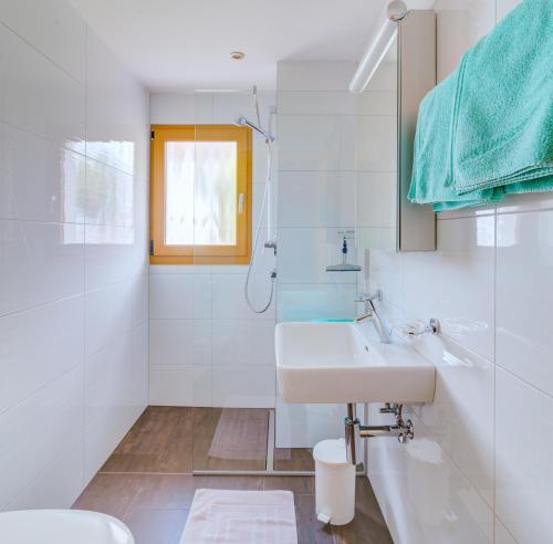 ザムナウンにあるPatschei Tridの白いバスルーム(洗面台、トイレ付)