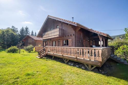 duży drewniany dom z dużym tarasem w obiekcie Les Griottes, véritable chalet de montagne, avec Jacuzzi et Sauna w mieście Xonrupt-Longemer
