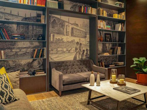 - un salon avec un canapé et une table basse dans l'établissement Manto Hotel Lima - MGallery, à Lima