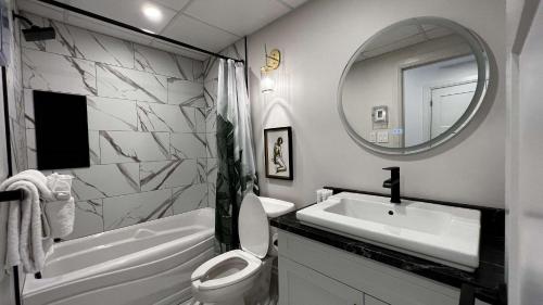 La salle de bains est pourvue d'un lavabo, de toilettes et d'un miroir. dans l'établissement Calabogie Peaks Hotel, Ascend Hotel Member, à Calabogie