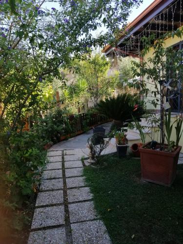 um caminho de jardim com plantas e um edifício em Antoine em Marco Simone