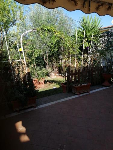 a backyard with a fence and a garden with trees at Antoine in Marco Simone