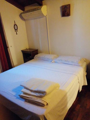 uma cama branca com toalhas por cima em Antoine em Marco Simone