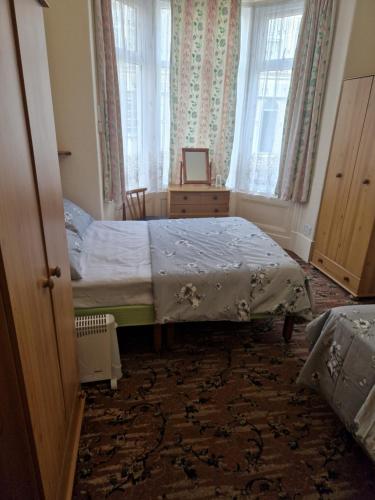 een slaapkamer met 2 bedden en een raam bij Vance House in Blackpool