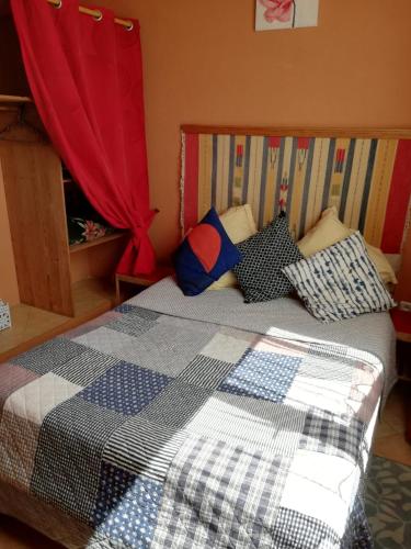 ein Schlafzimmer mit einem Bett mit einer Decke darauf in der Unterkunft Bel appartement à Oualidia in Oualidia