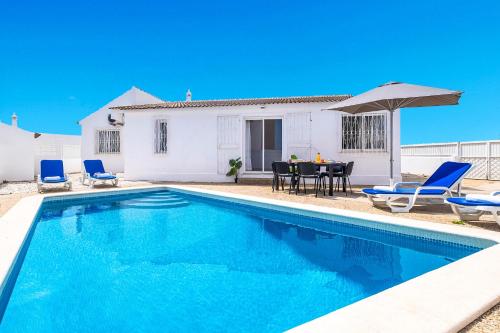 Villa mit einem Pool, einem Tisch und Stühlen in der Unterkunft Villa Oahu by Algarve Vacation in Albufeira