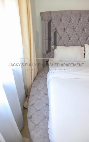 Postel nebo postele na pokoji v ubytování Jacky's Milimani suites