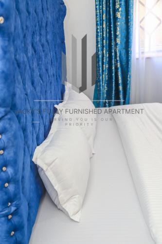 Postel nebo postele na pokoji v ubytování Jacky's Milimani suites