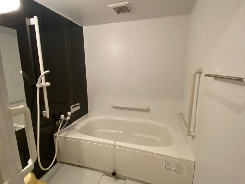 a bathroom with a bath tub in a room at Higashi Shimbashi Building 3F Hostel Gion SORA - Vacation STAY 92728v in Kyoto