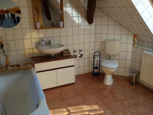 ein Badezimmer mit einem Waschbecken, einem WC und einer Badewanne in der Unterkunft 4 JahresZeiten in Meißen