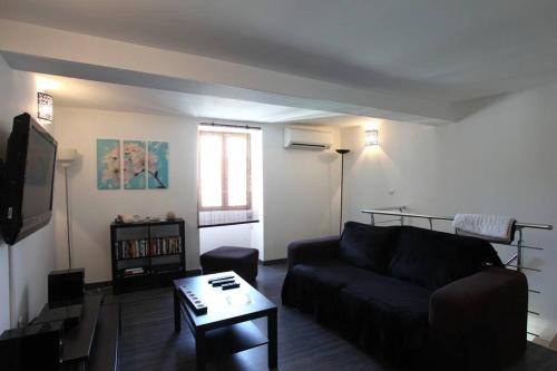 een woonkamer met een bank en een salontafel bij Belle maison de village sur theziers in Théziers