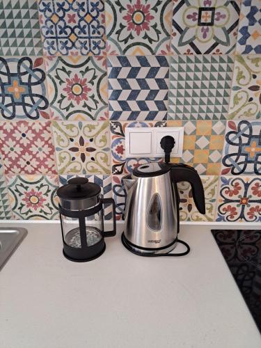 a coffee maker and a toaster sitting on a counter at Varsamos in Yiannioú
