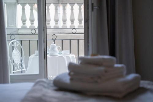 Camera con vista su un balcone con tavolo di SAN PIO a Torino