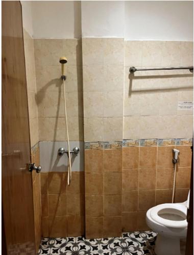 Bilik mandi di Belvena Makati Hotel