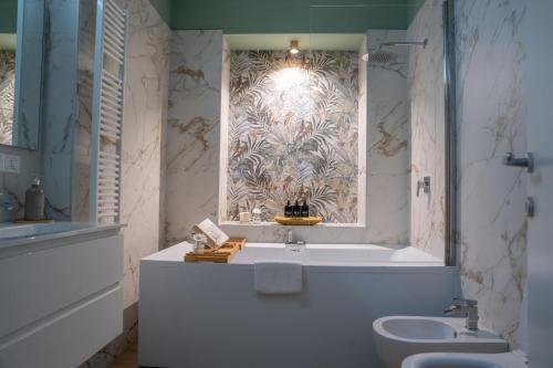 bagno con lavandino, vasca e servizi igienici di SAN PIO a Torino