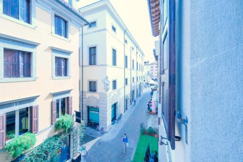 - Vistas a una calle de la ciudad desde un edificio en Le Case di Sara Parking and two rooms In the Historic Center en Udine