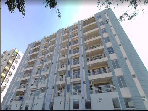 un gran edificio con balcones en un lateral en Hotel Sakshi Inn Rooms and Restaurant, en Gwalior