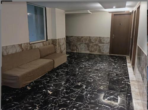 uma sala de estar com um sofá e um tapete em Hotel Sakshi Inn Rooms and Restaurant em Gwalior