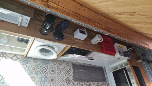 vista sul soffitto di una cucina con lavatrice e asciugatrice di le perchoir a 500m des plages a Cancale
